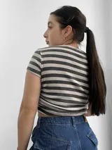 Remera corta de morley con cuello redondo y mangas cortas.