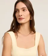 Blusa básica sin mangas marca Cortelle, confeccionada en poliamida con elastano. Presenta un diseño ajustado al cuerpo con escote cuadrado tanto en el frente como en la espalda y breteles medianos.