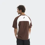 Remera de algodón con corte oversize, color marrón con paneles laterales en blanco. Presenta logo bordado en el pecho y en la espalda.