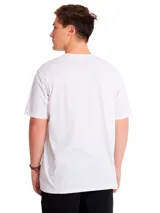 Remera Caterpillar blanca de manga corta, con cuello redondo y estampa frontal del logo CAT dentro de un rectángulo gris.