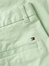 Shorts de sarga color verde menta, de corte slim y pierna recta, con largo a la altura de la rodilla. Presenta cierre de botón y cremallera, y diseño de 4 bolsillos.