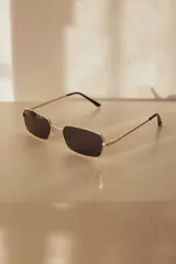 Lentes de sol rectangulares con armazón metálico dorado y lentes marrones con protección UV400.