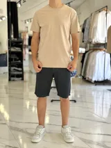 Remera negra de corte clásico y mangas cortas, con pequeño logo impreso en el pecho.