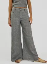 Pantalón gris de tiro alto y corte palazzo, con bolsillos delanteros y traseros.