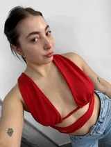 Top negro con escote halter y tiras cruzadas en el abdomen.