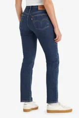 Jeans de corte recto y tiro medio, confeccionados en denim azul con acabado clásico. Presentan cierre de botones y diseño de cinco bolsillos.