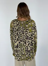 Blusa beige con estampado animal print de leopardo, escote en V y mangas largas.