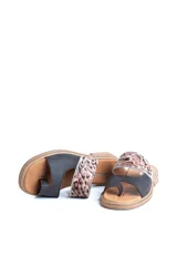 Sandalias bajas de cuero con dos tiras, una de cuero liso color gris y otra con estampado animal print.