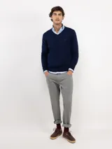 Jersey de cuello en pico para hombre, confeccionado en mezcla de algodón y cashmere. Presenta un diseño liso con logo bordado en el pecho y coderas de antelina a tono.