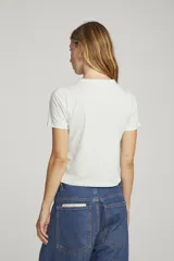 Remera blanca de manga corta con estampa de la banda AC/DC High Voltage en color naranja.