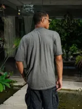 Remera de jersey con efecto teñido, color marrón, de corte holgado y cuello redondo. Presenta un estampado frontal con texto en tonos más oscuros.