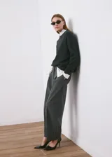 Pantalón de vestir de tiro medio, corte recto y diseño largo con detalle de pinzas frontales. Cuenta con dos bolsillos laterales y cierre oculto con botón, gancho y cremallera.