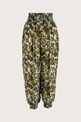 Pantalón bombacho de silueta amplia y talle alto, con cintura y puños elásticos fruncidos. Presenta un estampado orgánico en tonos marrones y celestes.