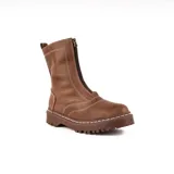 Bota tipo borcego de caña media, confeccionada en una combinación de cuero gamuzado negro y detalles en cuero color suela en la parte trasera y lengüeta. Presenta suela track de goma negra y costuras a la vista.