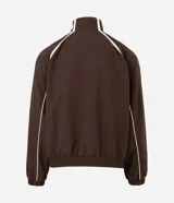 Campera deportiva de poliamida color marrón con detalles en blanco en los hombros y mangas. Presenta cierre frontal completo, cuello alto y puños elásticos.
