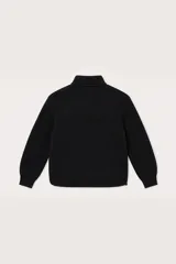 Abrigo negro de estilo bomber con cuerpo de tejido compacto y mangas de punto acanalado. Presenta cuello alto, cierre frontal con botones a presión y bolsillos laterales.
