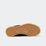 Championes Reebok Club C 85 negros de gamuza, con logo en el talón y en la ventana, cuello y lengüeta acolchados, plantilla moldeada, puntera perforada, entresuela de espuma EVA con logo y suela de goma.