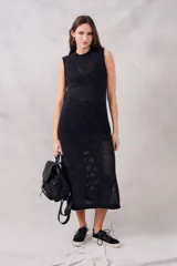 Vestido midi negro tejido a crochet con lurex, cuello redondo y sin mangas.