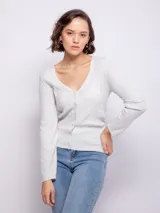 Cardigan tramado color gris claro, con escote en V y botones a tono.