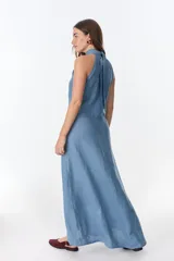 Vestido midi de lino color celeste, con escote halter alto y detalle de volados en el bajo.