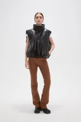 Chaleco puffer sin mangas confeccionado en cuero sintético negro, con cuello alto y cierre frontal.