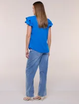Blusa de gasa roja con escote en V y abotonadura parcial frontal. Presenta mangas cortas con doble volado y corte semi entallado.