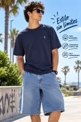 Remera oversize azul de tejido melange, con mangas cortas y calce holgado. Presenta un pequeño bordado distintivo en el pecho.