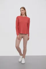 Sweater de punto color crudo, con cuello redondo y mangas largas.