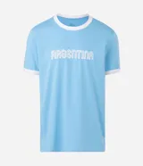 Remera de algodón color celeste con cuello redondo y bordes de mangas en color blanco. Presenta la palabra 'ARGENTINA' estampada en el pecho con tipografía blanca.