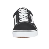 Championes Vans modelo Old Skool, de diseño clásico con capellada de gamuza y lona en color negro, con la icónica banda lateral blanca y suela de goma vulcanizada.