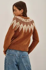 Cardigan de punto color tostado con diseño jacquard en tonos crema y marrón, decorado con lentejuelas. Presenta cuello redondo, cierre frontal con botones oscuros y puños acanalados.