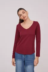 Remera manga larga de algodón, con cuello en V y corte entallado.
