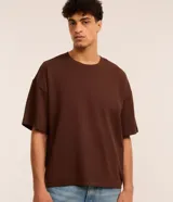 Remera básica de corte overboxy color marrón, con cuello redondo y mangas cortas holgadas.