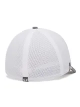 Gorra Under Armour M Drive Low Str, diseño en color gris con paneles traseros y laterales de malla blanca. Cuenta con visera precurvada, panel frontal estructurado y logotipo termosellado en relieve con la inscripción 'Golf'.