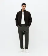 Pantalón masculino de corte relajado confeccionado en tejido oxford de algodón. Presenta cintura con trabillas y lazo ajustable, bolsillos laterales y traseros.