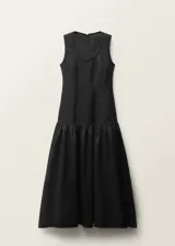 Vestido largo de corte evasé, sin mangas y con cuello redondo. Confeccionado en una mezcla de lino y ramio, presenta un diseño minimalista con falda de vuelo y cierre posterior.