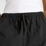 Pantalón cargo ancho de nylon negro, con cintura elástica ajustable con cordón y bolsillos cargo en los laterales.