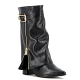 Bota de cuero de caña media color negro, con diseño fruncido, funda desmontable con cierre lateral dorado y hebilla metálica en la parte superior. Cuenta con taco cuadrado y punta fina.