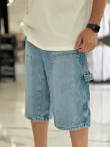 Bermuda de jean estilo carpintero, color celeste, con bolsillos laterales amplios, presilla para herramientas y diseño amplio de corte oversize.
