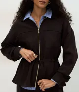 Campera tipo parka color verde oscuro, confeccionada en modal con cierre frontal metálico, cuello camisero, bolsillos frontales y cordón ajustable en la cintura.