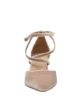 Zapatos de tacón medio con diseño de punta fina, confeccionados en terciopelo color beige. Presentan un sistema de tiras cruzadas en el empeine y cierre con hebilla ajustable en el tobillo, con un taco cuadrado estable.