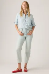 Jeans Levi's modelo Ribcage Straight Ankle, color celeste claro, de tiro ultra alto y corte recto al tobillo, confeccionados en denim con diseño clásico de cinco bolsillos.
