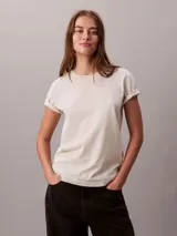 Remera Calvin Klein de punto de algodón regenerativo, color beige melange, de corte regular y manga corta con vuelta. Presenta cuello redondo y sutil logo bordado en el pecho.