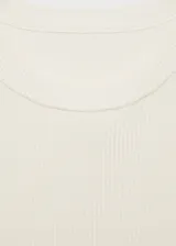 Vestido corto de tejido de punto fino con diseño evasé, cuello redondo y mangas largas. Presenta una falda con tablas que aporta movimiento a la prenda.