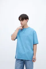 Remera color ladrillo, teñida en prenda con detalle en cuello, largo trasero más largo que delantero, tajos laterales, algodón lavado con textura extra suave, tela jersey pesado y calce oversize.