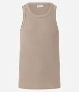 Musculosa de hombre color beige con textura acanalada, cuello redondo y corte regular.