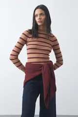 Polera de tejido rib al cuerpo con diseño de rayas horizontales en color bordó y celeste, cuello alto y manga larga.