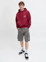 Bermuda cargo de jean de tiro alto, corte baggy fit y pernera amplia. Cuenta con múltiples bolsillos, incluyendo bolsillos cargo laterales, traseros, delanteros y para monedas, con cierre de botones y acabado stonewash efecto desgastado.