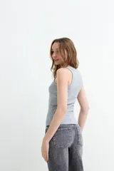 Musculosa en tejido rib color beige, de corte ajustado y cuello redondo.