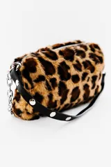 Bolso de hombro marrón con estampado de leopardo, confeccionado en piel sintética. Tiene correa corta de cuero sintético negro y cadena plateada.